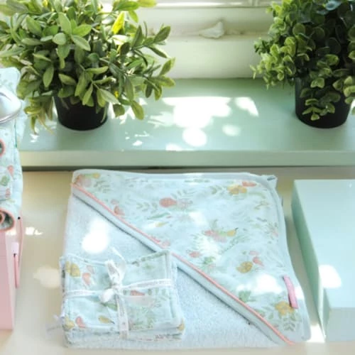 Little Crevette Capes De Bain Bébé Et Peignoirs Enfant Cape De Bain Turquoise Coton Bio 75x75 Cm 6 Little Crevette Capes De Bain Bébé Et Peignoirs Enfant Cape De Bain Turquoise Coton Bio 75x75 Cm – Image 4