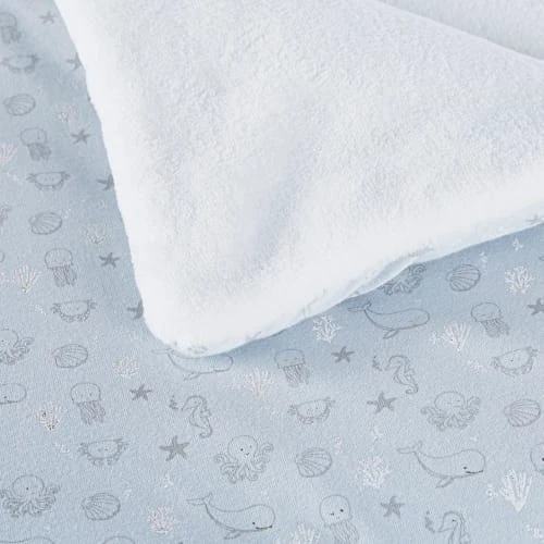Maisons Du Monde Couvertures Bébé Et Enfant Couverture Bébé Bleue, Blanche Et Grise Imprimé Fonds Marins 75x100 4 Maisons Du Monde Couvertures Bébé Et Enfant Couverture Bébé Bleue, Blanche Et Grise Imprimé Fonds Marins 75x100 – Image 2