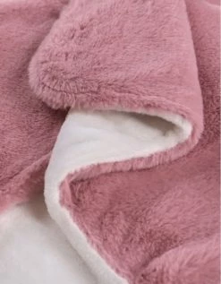 Noukie's Couvertures Bébé Et Enfant Couverture En Fausse Fourrure Rose Mix & Match (75 X 100 Cm) -Couvertures bébé et enfant Soldes couverture en fausse fourrure rose mix match 75 x 100 cm 4