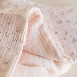 Gabrielle Paris Couvertures Bébé Et Enfant Couverture Légère En Gaze De Coton Bio à Motifs Rose -Couvertures bébé et enfant Soldes couverture legere en gaze de coton bio a motifs rose 6