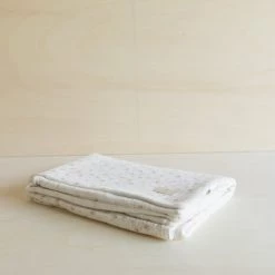 Gabrielle Paris Couvertures Bébé Et Enfant Couverture Légère En Gaze De Coton Bio Ià Motifs Crème -Couvertures bébé et enfant Soldes couverture legere en gaze de coton bio ia motifs creme 2