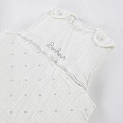 Maisons Du Monde Gigoteuses Gigoteuse En Popeline Broderie "Bonheur" Blance Et Argentée 9 Maisons Du Monde Gigoteuses Gigoteuse En Popeline Broderie "Bonheur" Blance Et Argentée -Couvertures bébé et enfant Soldes gigoteuse en popeline broderie bonheur blance et argentee 1000 0 2 226117 4
