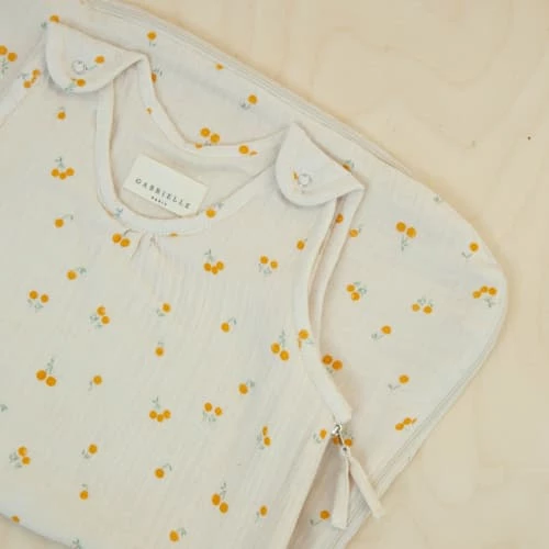 Gabrielle Paris Gigoteuses Gigoteuse Légère En Gaze De Coton Biologique à Motifs Jaune 6-18 Mois 4 Gabrielle Paris Gigoteuses Gigoteuse Légère En Gaze De Coton Biologique à Motifs Jaune 6-18 Mois – Image 2