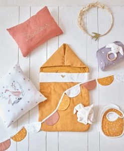 Maisons Du Monde Gigoteuses Nid D'ange Bébé En Gaze De Coton Imprimé Oiseau Jaune Moutarde, écru Et Doré 11 Maisons Du Monde Gigoteuses Nid D'ange Bébé En Gaze De Coton Imprimé Oiseau Jaune Moutarde, écru Et Doré -Couvertures bébé et enfant Soldes nid d ange bebe en gaze de coton imprime oiseau jaune moutarde ecru et dore 1000 3 37 225865 5