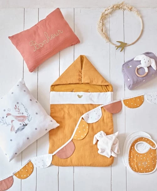 Maisons Du Monde Gigoteuses Nid D'ange Bébé En Gaze De Coton Imprimé Oiseau Jaune Moutarde, écru Et Doré 7 Maisons Du Monde Gigoteuses Nid D'ange Bébé En Gaze De Coton Imprimé Oiseau Jaune Moutarde, écru Et Doré – Image 5