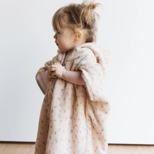 Gabrielle Paris Capes De Bain Bébé Et Peignoirs Enfant Peignoir En Gaze De Coton Biologique à Motifs Beige 4 Gabrielle Paris Capes De Bain Bébé Et Peignoirs Enfant Peignoir En Gaze De Coton Biologique à Motifs Beige – Image 2