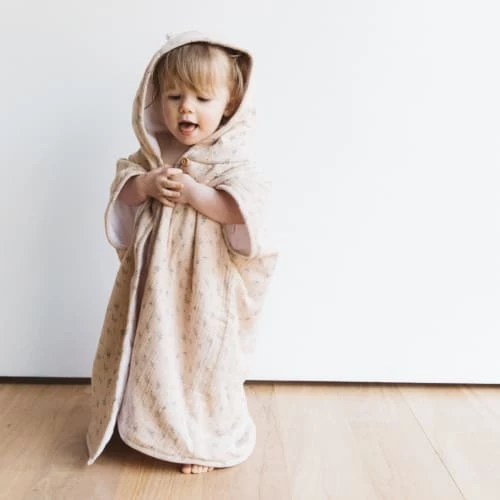 Gabrielle Paris Capes De Bain Bébé Et Peignoirs Enfant Peignoir En Gaze De Coton Biologique à Motifs Beige 5 Gabrielle Paris Capes De Bain Bébé Et Peignoirs Enfant Peignoir En Gaze De Coton Biologique à Motifs Beige – Image 3