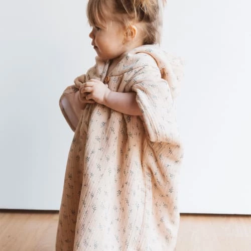 Gabrielle Paris Capes De Bain Bébé Et Peignoirs Enfant Peignoir En Gaze De Coton Biologique à Motifs Beige 6 Gabrielle Paris Capes De Bain Bébé Et Peignoirs Enfant Peignoir En Gaze De Coton Biologique à Motifs Beige – Image 4