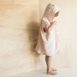 Gabrielle Paris Capes De Bain Bébé Et Peignoirs Enfant Peignoir En Gaze De Coton Biologique à Motifs Rose -Couvertures bébé et enfant Soldes peignoir en gaze de coton biologique a motifs rose 1