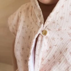 Gabrielle Paris Capes De Bain Bébé Et Peignoirs Enfant Peignoir En Gaze De Coton Biologique à Motifs Rose -Couvertures bébé et enfant Soldes peignoir en gaze de coton biologique a motifs rose 2