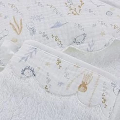 Maisons Du Monde Capes De Bain Bébé Et Peignoirs Enfant Sortie De Bain Bébé En éponge écrue Avec Capuche En Gaze De Coton Imprimée 11 Maisons Du Monde Capes De Bain Bébé Et Peignoirs Enfant Sortie De Bain Bébé En éponge écrue Avec Capuche En Gaze De Coton Imprimée -Couvertures bébé et enfant Soldes sortie de bain bebe en eponge ecrue avec capuche en gaze de coton imprimee 1000 6 38 215821 4